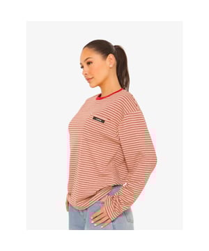 
Je nieuwste favoriete T-shirt om over je heen te gooien: ons oversized gestreepte T-shirt met lange mouwen. Dit tijdloze item is een echte aanvulling op je garderobe. Met een losse, oversized pasvorm, een borstzakje met ons logo en een verfijnd strependessin is dit T-shirt perfect om moeiteloos te combineren. Draag het met een pantalon of casual met je favoriete denim.
