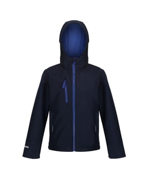 
100% Polyester. Stof: 3-laags, Softshell. Voering: Fleece. Ontwerp: Eenvoudig. Trim: Reflecterend. Stoftechnologie: Ademend, PFC-vrij. Kinbeschermer, uitgesneden label, binnenste stormflap. Halslijn: Kapitein. Mouwtype: Met lange mouwen. Eigenschappen capuchon: Elastisch, Opgenaaid. Zakken: 2 Zijzakken, 1 Borstzak, Rits. Bevestiging: Contrasterende ritssluiting, volledige ritssluiting. Geschikt voor: Borduren, Zeefdrukken, Transferdruk, Vinyldruk. Duurzaamheid: Gemaakt van gerecycled materiaal. 3-4 jaar: 22,5 in. 5-6 jaar: 24 in. 7-8 jaar: 26 in. 9-10 jaar: 28,5 in. 11-12 jaar: 31 in.