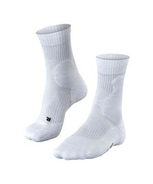 
Falke TE2 Heren Tennis Sokken

 Stap met vertrouwen op de tennisbaan met de Falke TE2 Heren Tennis Sokken, de perfecte metgezel voor elke tennisser die streeft naar topprestaties en ultiem comfort. Deze sokken zijn zorgvuldig ontworpen met de specifieke behoeften van tennisspelers in gedachten, waardoor ze de ideale keuze zijn voor zowel recreatieve als professionele spelers. Met een anatomisch gevormd ontwerp bieden de Falke TE2 sokken een perfecte pasvorm die niet alleen comfortabel is, maar ook ondersteuning biedt op de juiste plaatsen. De gevoerde zones verminderen de druk op de voeten en absorberen schokken, waardoor vermoeidheid wordt verminderd, zelfs tijdens lange rally's op de baan. Dankzij het gebruik van ademende materialen blijven je voeten koel en droog, zelfs tijdens intense wedstrijden. De vochtafvoerende eigenschappen van de sokken helpen wrijving en blaren te voorkomen, zodat je je volledig kunt concentreren op je spel zonder afgeleid te