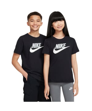
Met het Nike Sportswear Big Kids' T-shirt zit je altijd goed met de klassieke Nike stijl. Dit zwarte T-shirt is ontworpen voor comfort en een casual uitstraling, gemaakt van zacht en ventilerend katoen. De makkelijke pasvorm is perfect voor al je dagelijkse avonturen, of je nu gaat spelen, sporten of gewoon ontspannen. Dit T-shirt biedt een tijdloze look die gemakkelijk te combineren is met elke outfit. Het is ideaal voor actieve kinderen die op zoek zijn naar een comfortabele en stijlvolle optie voor hun dagelijkse kleding. Of je het nu draagt naar school, tijdens het sporten of in je vrije tijd, het Nike Sportswear T-shirt biedt veelzijdigheid en functionaliteit. Het materiaal van het T-shirt bestaat voor 100% uit katoen en kan eenvoudig gewassen worden in de wasmachine voor onderhoudsgemak. Met het Nike Sportswear Big Kids' T-shirt ben je verzekerd van een kwaliteitsproduct dat lang meegaat en altijd voor een perfecte look zorgt. Kies voor comfort en stijl met dit Nike T-shirt!