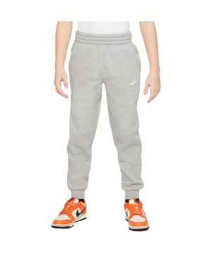 
<div>De Nike Sportswear Club Fleece Joggingbroek voor kinderen, heeft een nieuwe en verbeterde pasvorm en is ontworpen voor elke vorm en grootte en geschikt voor alle kids. Doe je warming-up zonder je ritme te onderbreken in deze comfortabele joggingbroek. Deze lichte fleece is glad aan de buitenkant en zacht geborsteld aan de binnenkant en vormt een praktische laag voor wat extra warmte. Geniet ervan, of je nu op het veld staat of in het klaslokaal zit en je de minuten aftelt tot je weer kunt gaan spelen. Deze nieuwe en verbeterde pasvorm is ontworpen voor elke vorm en grootte en geschikt voor alle kids. In de schuine zakken kun je je spullen eenvoudig opbergen en weer gaan spelen en trek de tailleband snel strakker met het trekkoord. <br><ul><li>Ribboorden </li><li>Elastische tailleband </li><li>Geborduurd Futura logo </li></ul><b>Materiaal: </b><br>80% katoen <br>20% polyester</div>