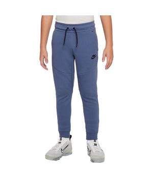 
De Nike Sportswear Tech Fleece Joggingbroek is een joggingbroek voor kinderen. Haal alles uit kille dagen met de Nike Sportswear Tech Fleece broek. Deze joggingbroek is gemaakt met innovatieve, premium fleece die zacht, licht en warm aanvoelt. <p> </p> <b>Blijf warm </b><br> Nike Tech Fleece is een innovatief knit materiaal voor optimale warmte en een licht gevoel. <p> </p> <b>Aangenaam gevoel </b><br> Een elastische tailleband met trekkoord zorgt voor een nauwsluitende pasvorm. <ul> <li>Standaardpasvorm voor een relaxed, aangenaam gevoel </li> <li>Zijzakken </li> <li>Ribboorden </li> </ul> <b>Materiaal:<br> </b>69% katoen<br> 31% polyester