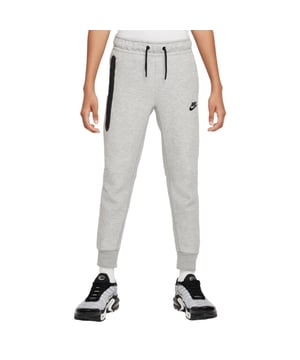 
De Nike Sportswear Tech Fleece Joggingbroek voor kinderen heeft een verbeterde pasvorm en zit erg comfortabel. Zeg maar hallo tegen Tech Fleece. De premium, lichte fleece is glad aan de binnen- en buitenkant en biedt veel warmte zonder extra volume. Deze broek, een combinatie van twee van onze best verkopende items (Tech Fleece en joggingbroeken), staat garant voor comfort op koude dagen. Deze nieuwe en verbeterde pasvorm is ontworpen voor elke vorm en grootte en geschikt voor alle kids. Berg je snacks en essentials veilig op in de zakken met rits en de contrasterende taping benadrukt de details op de naden en zorgt voor de kenmerkende Tech Fleece look. Extra materiaal tussen de pijpen zorgt voor meer ruimte om te rennen, springen, stretchen en de tailleband met drie banen is comfortabel aan te trekken en zorgt voor een pasvorm die goed blijft zitten. <ul> <li>Zijzakken </li> <li>Gedrukt Futura logo </li> <li>Tailleband met trekkoord </li> </ul> <b>Materiaal: </b><br> 53% katoen <br> 47% polyester