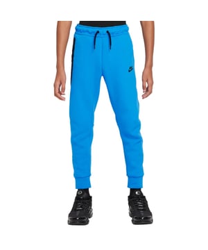 
De Nike Sportswear Tech Fleece Joggingbroek voor kinderen heeft een verbeterde pasvorm en zit erg comfortabel. Zeg maar hallo tegen Tech Fleece. De premium, lichte fleece is glad aan de binnen- en buitenkant en biedt veel warmte zonder extra volume. Deze broek, een combinatie van twee van onze best verkopende items (Tech Fleece en joggingbroeken), staat garant voor comfort op koude dagen. Deze nieuwe en verbeterde pasvorm is ontworpen voor elke vorm en grootte en geschikt voor alle kids. Berg je snacks en essentials veilig op in de zakken met rits en de contrasterende taping benadrukt de details op de naden en zorgt voor de kenmerkende Tech Fleece look. Extra materiaal tussen de pijpen zorgt voor meer ruimte om te rennen, springen, stretchen en de tailleband met drie banen is comfortabel aan te trekken en zorgt voor een pasvorm die goed blijft zitten. <ul> <li>Zijzakken </li> <li>Gedrukt Futura logo </li> <li>Tailleband met trekkoord </li> </ul> <b>Materiaal: </b><br> 53% katoen <br> 47% polyester
