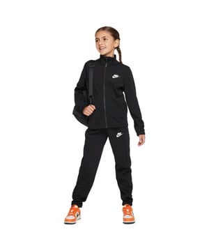
Het Nike Sportswear Trainingspak voor kinderen is voor iedereen die het 's morgens moeilijk vindt om op te staan en de dag te beginnen. Het knit materiaal is glad aan de buitenkant en geborsteld aan de binnenkant voor extra comfort. Het zorgt voor een eenvoudige look en een extra zacht gevoel. De top met capuchon is een welkome aanvulling op je collectie voor koud weer en ideaal om onder je favoriete jack te dragen. <ul> <li>Trek de elastische tailleband strakker met het trekkoord dat je snel kunt strikken. </li> <li>Bewaar je snacks en andere essentials in de mesh zijzakken van de broek of in de steekzakken van het jack.</li> </ul> <b>Materiaal:</b><br> 100% polyester