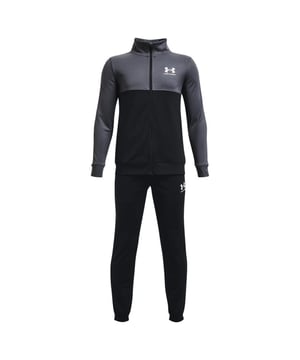 
Het Under Armour Colorblock Knit Trainingspak is een tracksuit voor jongens. Under Armour heeft het klassieke trainingspak verbeterd met superzachte materialen die ook zweet afvoeren om je droog en licht te houden. Gladde tricotstof aan de buitenkant en een zachte, geruwde binnenkant voor comfort en warmte. <ul> <li>Het materiaal voert zweet af en droogt erg snel</li> <li>Open steekzakken in het jack</li> <li>Geribbelde manchetten en zoom in het jack</li> <li>Geribbelde tailleband met trekkoord aan de buitenkant van de broek</li> <li>Alleen als set verkrijgbaar</li> <li>Ruime pasvorm voor ultiem comfort</li> </ul> <b>Materiaal:<br> </b>100% polyester