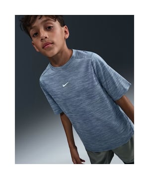 
Maak kennis met de uitzonderlijke Nike Multi Big Kids' (Boys') Dri-Fit Hoodie, speciaal ontworpen voor jongens die op zoek zijn naar een trendy, comfortabel en prestatiegericht kledingstuk. Deze opwindende blauwe hoodie vertegenwoordigt de perfecte mix van mode en functionaliteit en zal zeker een favoriet zijn in de garderobe van uw zoon. Een van de belangrijkste voordelen van deze hoodie is het Dri-Fit technologie. Dit revolutionaire materiaal is specifiek ontworpen om vocht weg te voeren van het lichaam, wat resulteert in een aanzienlijk verbeterd comfort en prestaties. Of uw zoon nu op het voetbalveld staat of zijn actieve dagelijkse routine volgt, deze hoodie houdt hem droog en comfortabel. Wat de Nike Multi Big Kids' (Boys') Drie-Fit Hoodie echt onderscheidend maakt, zijn de belangrijkste kenmerken. Deze hoodie heeft een veelzijdige pasvorm die beweging in alle richtingen mogelijk maakt, perfect voor jonge jongens die houden van actief spel en sport. Het robuuste ontwerp zorgt