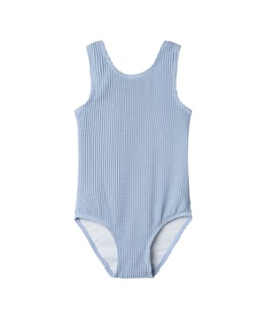 
Het NKFZIBA badpak biedt de perfecte combinatie van stijl en comfort voor zonnige dagen aan het water. Het ribtricotmateriaal zorgt voor een trendy, gestreepte look met precies de juiste elasticiteit voor een fijne pasvorm. Dankzij de polyester mesh voering blijft het badpak ondoorzichtig, zodat je kind zich altijd prettig voelt.