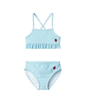 
De bikini set van Name It is een speelse en comfortabele keuze voor zonnige dagen. Deze meisjes bikini met all-over lieveheersbeestjesprint is gemaakt van garengeverfde stof voor langdurige kleurvastheid. De ruches, het geborduurde detail en de gekruiste schouderbandjes zorgen voor een vrolijke en stevige pasvorm. Dankzij de mesh voering biedt de bikini voldoende dekking.