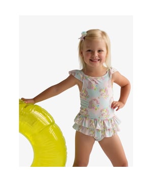 
Prachtige badpak met unicorns print.
Daga is een merk meisjeskleding die luxe prinses kleding maken met een meisje die graag wilt opvallen.