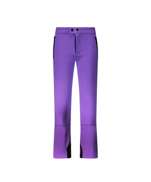
Super Rebel Speak Ski Trousers – High Waisted Softshell Broek voor Meisjes
 
De Super Rebel Speak Ski Trousers zijn ontworpen voor meisjes die zowel stijl als prestaties waarderen tijdens hun wintersportactiviteiten. Deze high waisted softshell broek biedt uitstekende functionaliteit en comfort op de piste.
 
Belangrijkste Kenmerken:
    Model: Speak Ski Trousers<br />    Kleur: Paars (997-Purple Metal)<br />    Segment: Ski<br />    Doelgroep: Meisjes (116-176)<br />   
Omschrijving: Deze high waisted softshell broek combineert mode met functionaliteit voor actieve meisjes. Het 4-way stretch softshell materiaal biedt ongeëvenaarde bewegingsvrijheid en comfort, terwijl de hoge taille en elastische tape in de tailleband zorgen voor een perfecte pasvorm. De broek heeft een waterdichtheid van WP 8000H2O en een ademend vermogen van MVP 10000g/m2/24H, wat zorgt voor betrouwbare bescherming tegen de winterse elementen. Met ritszakken, een