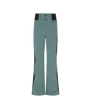 
Ga vol trots de pistes op met de Protest Proud JR snowpants voor meisjes. Deze ski- en snowboardbroek is niet alleen modieus, maar ook duurzaam. Als onderdeel van de PVRE Green-serie is de Proud JR gemaakt van PFC-vrije, gerecyclede softshell stretch stof, waardoor hij ideaal is voor elk avontuur op de piste.

Met een waterafstotende afwerking van 10K beschermt de Proud JR je tegen water uit de omgeving. Daarnaast biedt de broek 10g ademend vermogen om overtollig vocht af te voeren, waardoor je comfortabel blijft tijdens lange dagen op de berg. Het ontwerp van de broek is voorzien van een slanke pasvorm, hoge taille en hoge elastische tailleband voor optimaal comfort. De knoop- en ritssluiting maken de look compleet en zorgen voor een perfecte pasvorm.

De Protest Proud JR snowpants combineert stijl en functionaliteit en is gemaakt van hoogwaardige materialen. De broek is PFC-vrij en gemaakt van gerecycled materiaal, waardoor hij een milieubewuste keuze is voor de