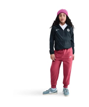 
Duik in de wereld van comfort en stijl met de NIKE Sportswear Club Fleece Big Kid Pants. Deze sportieve joggingbroek, speciaal ontworpen voor meisjes in levendig rood, maakt een statement tijdens elke sportsessie en is ook perfect voor een relaxte weekendoutfit. Het grootste voordeel van deze NIKE joggingbroek is het ongekende comfort dat het biedt. Dankzij de gebruikte materialen en het ontwerp is dit zowel een ideale broek voor tijdens het sporten, als ook voor ontspanning thuis. De joggingbroek houdt uw kind warm tijdens koude dagen en blijft ademen gedurende fysieke inspanningen. Het stijlvolle design en de herkenbare NIKE branding maken deze broek een favoriet onder jonge sportliefhebbers. Het comfort van de NIKE Sportswear Club Fleece Big Kid Pants komt door enkele belangrijke kenmerken. De stof, een mix van katoen en polyester, biedt zowel ademend vermogen als warmte. De joggingbroek is voorzien van een elastische tailleband en verstelbare trekkoorden om de perfecte pasvorm te