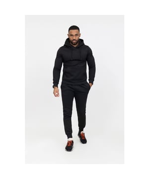 
Heren joggingpak Zwart van het Mode Italia merk Zayne Milano. Het Heren Trainingspak Zwart Maderno is gemaakt van zachte stoffen. Deze Tracksuit is prima te gebruiken voor Fitness, sporten, wandelen of  in huis te gebruiken als huispak of loungewear.
 Let op! Dit pak valt klein, neem een maat groter dan je gewend bent!

 Merk: Zayne Milano.
 Pasvorm: Valt klein.
 Materiaal: 95% Polyester, 5% elastaan.
 Kleur: Zwart
 Sportcategorie: Fitness.
 Tailleband: Verstelbaar, elastisch.
 Sluiting: Met koordsluiting.
 Zakken: Met ritssluiting.
 Patroon: Effen.
 Details: Elastische tailleband.

 Artikelnummer: ZP681-1  Houd je kleding langer mooi!
 Was joggingkleding binnenstebuiten op maximaal 30°C met gelijksoortige stoffen of in een waszak.
 Samen wassen met (ruwe) handdoeken of spijkerstof veroorzaakt slijtage en pluisvorming
 Gebruik een mild wasmiddel en