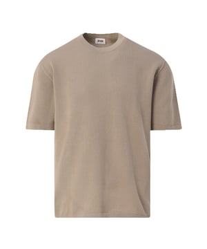 
Drykorn Derico T-shirt in een stijlvolle bruine tint met een relaxed fit, biedt ultiem comfort en een subtiel dessin. Gemaakt van 100% katoen, zorgt het voor een ademende en zachte textuur die perfect is voor elke dag. Drykorn staat voor moderne en kwalitatieve mode met een eigentijdse twist, ontworpen voor de modebewuste individualist. - Over het merk: Drykorn vertaalt de laatste trends naar hun eigen persoonlijkheid en creëert zo telkens een unieke collectie. De slogan van het merk is dan ook ‘Drykorn for beautiful people’.