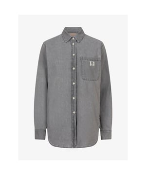 
De JOSH V Meggy blouse in de kleur Grey Denim is een tijdloze denim blouse en gemaakt van katoen, ingekocht via Better Cotton. De straight fit blouse is voorzien van een klassieke kraag, een borstzakje en een knoopsluiting aan de voorkant. Combineer de Meggy blouse met de bijpassende Cameo rok voor een complete, stijlvolle denim set. Daarnaast kun je de blouse ook goed open dragen op een witte denim jeans.
