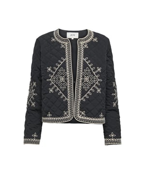 
Deze prachtige jas van het merk Jacqueline de Yong is een must-have voor elke vrouw. De zwarte kleur in combinatie met het elegante dessin geeft een trendy en stijlvolle uitstraling. De jas is gemaakt van hoogwaardig polyester materiaal wat zorgt voor een comfortabele pasvorm. Het is perfect voor zowel casual als formele gelegenheden en is een tijdloze toevoeging aan jouw garderobe. Draag het met een mooie skinny jeans voor een casual look of met een elegante jurk voor een trendy twist. Deze jack dames jas is een absolute aanwinst voor jouw kledingkast. Bestel hem nu  en geniet van een modieuze look!