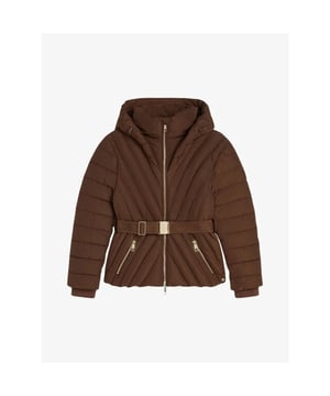 
De JOSH V Marietta damesjas is een stijlvolle en functionele winterjas die perfect is voor het koude seizoen. De fitted puffer coat in de kleur Dark Brown accentueert je silhouet op elegante wijze dankzij de bijpassende riem. De riem is verstelbaar. De jas is voorzien van een kraag met afneembare capuchon (door middel van een rits). De gewatteerde jas sluit met een ritssluiting aan de voorkant en is voorzien van steekzakken en elastieken rib cuffs. De jas is ook verkrijgbaar in de kleur Black.
