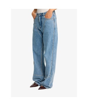 
Straight Fit broek gemaakt van een zachte dennen stof. Ontworpen met studs aan de voorkant. Met een A borduursel op de achterzak. Deze stijl is op een speciale manier gewassen. Stijlen kunnen variaties in schaduwen en kleuren hebben.