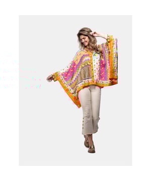 
<h3>PRODUCTDETAILS</h3>
<p>MUCHO GUSTO® Poncho Portinatx Tropisch patchwork. Maak kennis met de MUCHO GUSTO® Portinatx Poncho - een chique mix van tropische flair. Deze losvallende poncho heeft een tropisch patchwork van luipaardprints en citrusvruchten, aangevuld met stijlvolle knopen aan de voorkant. Omarm moeiteloos comfort en verrijk je stijl met dit unieke stuk, geschikt voor elke gelegenheid.</p>
<ul>
<li>Dutch design</li>
<li>Formaat: One size</li>
<li>Materiaal: 100% Zijde</li>
<li>Meerkleurig</li>
</ul>
<h3>BIJPASSENDE ITEMS</h3>
<p class="p1"><span class="s1">Maak je look compleet met een van onze <a href="https://muchogusto.nl/nl/blousen/"><span class="s2">Blouses</span></a>.</span></p>
<p class="p1"><span class="s1">Wil je meer sjaals zien? Kijk dan op onze <a href="https://muchogusto.nl/nl/sjaals/"><span class="s2">kledingpagina</span></a>. </span></p>
<p class="p1"><span class="s1">Wil je meer inspiratie? Bekijk dan onze <a href="http://instagram.com/muchogusto.nl"><span class="s2">Instagram</span></a> pagina. </span></p>
<h3>HULP NODIG?</h3>
<p>Als je vragen hebt over dit artikel of de maat, mail dan onze klantenservice op <a href="mailto:web@muchogusto.nl"><span class="s2">web@muchogusto.nl</span></a>.</p>