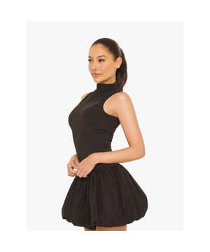 
Je favoriete opvallende item dit seizoen: onze Mini Bubble Dress. Met een prachtige getailleerde taille en een rok die lijkt op een bubbelrok, â€‹â€‹is deze jurk een absolute must-have. Houd het schattig en simpel door ons canvaslogo op de nek te plaatsen. Combineer met je favoriete paar hakken en voila!