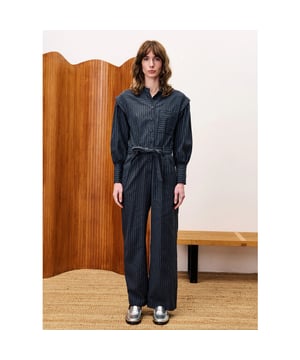 
De FRNCH gestreepte jumpsuit in tijdloos grijs is het ultieme bewijs dat comfort en stijl hand in hand gaan. Dit opvallende ontwerp combineert een klassiek krijtstreep motief met subtiele schouderdetails en een vrouwelijke tailleceintuur, waarmee je moeiteloos een verfijnde en toch relaxte look creëert. De rechte pijpen en lange mouwen geven de jumpsuit een elegante silhouet, terwijl de mao-kraag en borstzak zorgen voor een moderne twist.
Gemaakt van een exclusieve mix van polyester en katoen, voelt de stof zacht aan en draagt hij prettig de hele dag door. Perfect voor een dag op kantoor, een stedentrip of een casual diner én gemakkelijk te combineren met sneakers of loafers.
Product details:

Merk: FRNCH
Model: CHC25714
Kleur: Grijs met krijtstreep
Mao-kraag
Lange mouwen met knoopmanchetten
Schouderdetails
Borstzak links
Taille met strikceintuur
Rechte pijpen
Sluiting: knopenrij voorzijde
Materiaal: 60% Polyester, 40% Katoen
Exclusieve FRNCH-stof
