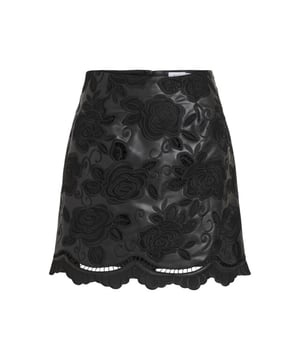 
Deze zwart kleurige rok van het merk Vila is een must-have voor elke modieuze vrouw. De rok heeft een maxi lengte en is gemaakt van imitatie leer, waardoor hij er net zo stijlvol uitziet als echt leer. Het voeringsmateriaal is 100% polyester en zorgt voor een comfortabele pasvorm. Het gebruik van polyurethaan maakt de stof licht en geeft het een subtiele glans. Hierdoor krijgt de rok een luxe uitstraling. De perfecte keuze voor een avondje uit of een chique gelegenheid. Bestel deze prachtige rok nu  en steel de show!