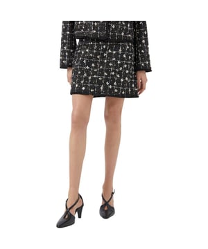 
De Y.A.S Valenda tweed skirt in show black combineert een tijdloos chanel-model met een moderne twist: het zwarte bouclé is fijn geruit en subtiel versierd met zilverkleurige pailletjes en kraaltjes, waardoor dit rokje bij iedere beweging lichtjes gaat sprankelen. De rafelrandjes geven een speels detail dat het ontwerp minder stijf maakt. De gladde voering aan de binnenkant zorgt dat hij soepel over jouw lijf glijdt, wat het aan- en uittrekken prettig maakt. Dit zwarte, geruite rokje voelt zowel chique als toegankelijk en werkt prima bij zowel zakelijke als meer casual looks. Draag hem met het bijpassend Valenda jasje of met een blouse of gebreide trui en creër hiermee verschillende stijlen. Voorzichtig wassen, geen garantie op verlies van pailleten of kralen.