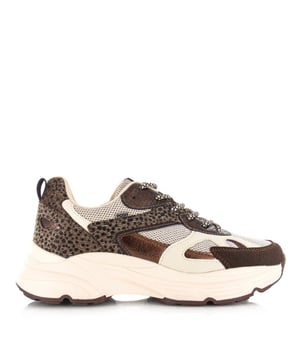 
<p>De POSH By Poelman sneaker is een eigentijdse eyecatcher die stijl en comfort samenbrengt. Deze damessneakers in een warme bruine tint zijn gemaakt van ademend mesh en voorzien van luxe accenten die je outfit direct naar een hoger niveau tillen. Het opvallende design wordt gekenmerkt door een dierenprint met haartjes, gecombineerd met verfijnde metallic details die zorgen voor een speelse en chique uitstraling.</p>
<p>De sneaker is uitgevoerd met een chunky zool, een trendy element dat niet alleen stabiliteit en grip biedt, maar ook extra comfort tijdens het lopen. Aan de achterkant bevindt zich een handig lusje op de hiel, waardoor je de schoenen gemakkelijk aan- en uittrekt. Binnenin is de schoen uitgerust met een uitneembaar voetbed, wat de mogelijkheid geeft om je eigen inlegzolen te gebruiken voor optimaal draaggemak.</p>
<p>Dankzij de mix van sportieve en modieuze details zijn deze damesschoenen ideaal voor uiteenlopende gelegenheden: van een casual dagje uit tot een trendy av