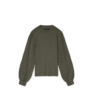 
Ontdek nu de perfecte aanvulling op je herfst- en wintergarderobe met deze stoere army kleurige trui voor dames van het bekende merk Vero Moda. Deze trui is gemaakt van hoogwaardige materialen, namelijk 52% viscose, 28% polyester en 20% polyamide of nylon, wat zorgt voor een zachte en comfortabele pasvorm. Het army kleurenpatroon geeft de trui een trendy en stoere uitstraling, perfect voor elke gelegenheid. De trui is voorzien van een ronde hals en lange mouwen, waardoor je hem eenvoudig kunt combineren met andere items uit je kledingkast. Of je nu gaat voor een casual look met een jeans of een meer geklede outfit met een rok, deze trui is een must-have voor elke fashionista. Bestel nu deze army kleurige trui van Vero Moda en geef je look een edge!