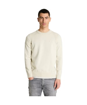 
De Finn Wool van chasin' is een ecru gebreide trui die meteen een warme, rustige uitstraling geeft. Het zachte garen met een vleugje wol voelt aangenaam op de huid, terwijl de ronde hals netjes het bovenlijf omlijst en eventueel ruimte laat voor een overhemd. Dankzij de normale lengte en pasvorm valt de trui natuurlijk over je lijnen, zodat je er verzorgd uitziet zonder moeite. Subtiele ribbelaccenten bij de schouders en zijkanten benadrukken je silhouet en geven nét dat beetje structuur dat een basic bijzonder maakt. De afwerking is fraai en degelijk, waardoor de kwaliteit zichtbaar is in elk detail. Dit rustige ecru combineert moeiteloos met zowel donkere als lichte tinten in je garderobe. Een eenvoudige keuze die plezier en zelfvertrouwen toevoegt aan je look.