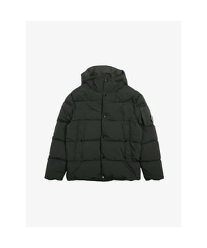 
Donkergrijze winterjas van het Italiaanse merk C.P. Company. De warme winterjas heeft een dubbele sluiting aan de voorzijde, steekzakken met rits en drukknoopsluiting en logo op de linkermouw. 
