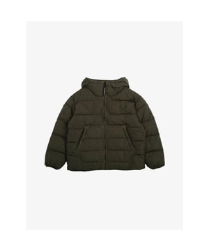 
Wame winterjas van het Italiaanse merk C.P. Company. De jas heeft een ritssluiting aan de voorzijde, logo op de linkermouw en opgestikte zakken aan de voorzijde.
