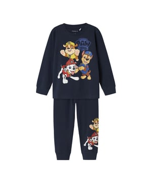 
De jongenspyjama van Name It is een ideale keuze voor jonge fans van Paw Patrol. Deze set combineert comfort, kwaliteit en een speels design dat kinderen direct aanspreekt. Dankzij de zachte stof en rekbare pasvorm voelt de pyjama heerlijk aan op de huid, waardoor slapen en relaxen nog fijner wordt. De vrolijke Paw Patrol print geeft de set bovendien een leuke en herkenbare uitstraling, perfect voor bedtijd of een gezellige ochtend thuis.