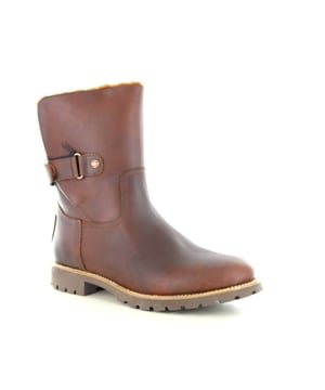 
<h3>Panama Jack Felina Igloo Travelling Dames Enkellaars - Comfort en Stijl in B14 Napa Cuero/Bark</h3><p>Ervaar ongeëvenaard comfort en verfijnde stijl met de Panama Jack Felina Igloo Travelling enkellaars. Deze halfhoge veterlaars, gemaakt van luxe napa leer in de chique kleur B14 napa cuero/bark, biedt de ideale combinatie van luxe en functionaliteit voor de moderne vrouw.</p><h4><strong>Waarom Kiezen Voor Panama Jack?</strong></h4><p><strong>1. Luxe Napa Leer:</strong> De Felina Igloo Travelling enkellaars is vervaardigd uit premium napa leer, dat bekend staat om zijn ongeëvenaarde zachtheid en duurzaamheid. Dit hoogwaardige materiaal zorgt voor een elegante uitstraling en een comfortabele pasvorm die zich aanpast aan je voet.</p><p><strong>2. Warme Wollen Voering:</strong> Voor optimaal comfort tijdens koude dagen heeft de enkellaars een zachte wollen voering. Deze voering houdt je voeten heerlijk warm en zorgt voor een aangename draagervaring, zelfs bij lage temperaturen.</p><p><strong>3. Klittenbandsluiting:</strong> De innovatieve klittenbandsluiting biedt gemak bij het aan- en uittrekken van de laars. Deze sluiting zorgt voor een perfecte pasvorm en maakt de laars gemakkelijk te dragen, zonder in te boeten op stijl of functionaliteit.</p><p><strong>4. Tijdloze Kleur en Design:</strong> De kleur B14 napa cuero/bark en het halfhoge ontwerp van de Felina Igloo Travelling enkellaars geven een veelzijdige uitstraling die moeiteloos te combineren is met diverse outfits. Dit maakt de laars een uitstekende keuze voor zowel casual als meer formele gelegenheden.</p><h4> </h4>