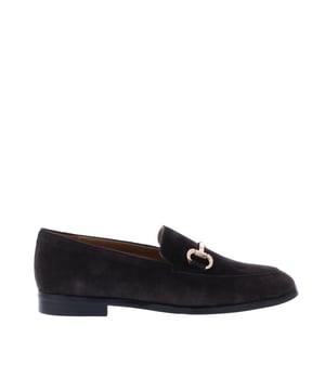 
<h2>Di Lauro Laure Dames Loafer</h2> <p style="text-align: justify;"> Een traditionele loafer met een <b>gouden randje</b>, dat is deze instapper van het merk <b>Di Lauro</b>! De loafer heeft een buitenwerk van suède en is voorzien van een <b>gouden bitje </b>op de wreef. Dit geeft de schoen een <b>chique uitstraling</b>! De instapper heeft een <b>spitse leest </b>en loopt dus wat spitser bij de tenen. Aan de binnenzijde is de loafer voorzien van leer en heeft het een <b>vast voetbed</b>. Geef je look een <b>chique touch</b>! Wil je deze loafer van <b>Di Lauro</b> snel in huis hebben? Bestel dan online of kom naar een van onze winkels. </p> <h3>Eigenschappen</h3> <ul> <li>Hakhoogte: 2 cm</li> <li>Geen uitneembaar voetbed</li> <li><i><b>Tip</b></i>: Bestel je eigen maat!</li> </ul> <p> </p>