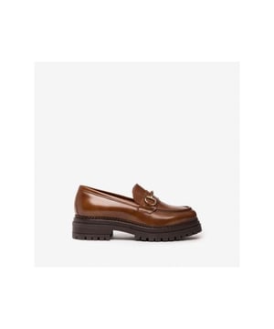 
NeroGiardini instapper zijn bruine damesschoenen plateauzool mocassins of loafers uit de nieuwe collectie van het Italiaanse schoenenmerk en schoenenfabrikant Nero Giardini. Deze hippe trendy opvallende plateau-loafers staan op een uitgesproken profielzool en lage hak van 2 cm. Deze modieuze NeroGiardini mocassins zijn gedesigned met een spiegelinzet of paraboot omboording op de wreef en een pennyloaferband met daarbovenop een decoratief paardenbit sierketting.