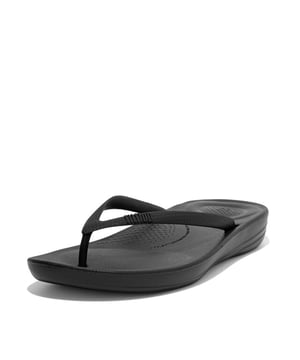 
Deze functionele slipper, genaamd IQushion? Ergonomic Flipflop, van het hoogwaardige merk FitFlop is voorzien van een unieke IQushion? technologie. Een zool die tijdens het lopen extra ondersteuning biedt ofwel u kunt urenlang op deze slipper lopen zonder last te krijgen van vermoeide voeten. Naast het prettige draagcomfort heeft FitFlop ook gedacht aan het uiterlijk van deze slipper. Zo is de zilveren kleur erg gemakkelijk te combineren met verschillende zomerse outfits. Kortom, deze slipper mag komende zomer niet ontbreken!