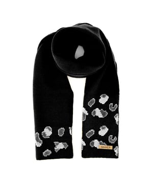 Nu in onze Benodigdheden outlet; deze topper uit de collectie van Sinner. Op V&D is het altijd Sinner sale en elke dag nieuw aanbod van Sinner.
Maak je winteroutfit compleet met de Sinner Onsen scarf in het zwart! Deze trendy en comfortabele sjaal is gemaakt van hoogwaardige materialen en ontworpen om je warm te houden tijdens koude winterdagen. De mooie zwarte kleur voegt een vleugje stijl toe aan je winteroutfit en maakt deze sjaal een echte must-have voor het seizoen. Bestel nu jouw Sinner Onsen scarf en geniet van comfort en stijl tijdens de koude wintermaanden!