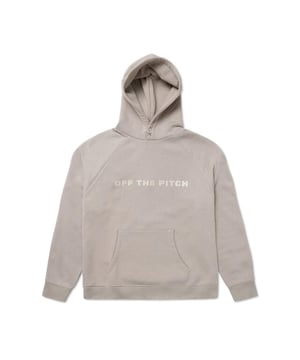 
De Off The Pitch Comfort Hoodie is een gemakkelijk te stylen kledingstuk in een casual maar modern oversized silhouet. Het geeft je het gevoel de beste versie van jezelf te zijn. Het kledingstuk is verrijkt met de kenmerkende logoprint op de borst, een kangoeroezak en een verstelbare capuchon met drukknopen.