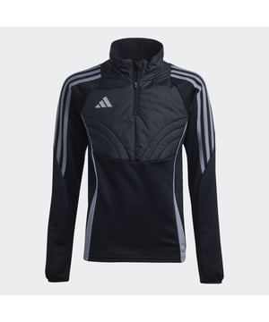 
Introductie Met de ADIDAS Tiro 24 Winterized Top zullen jonge voetballers onweerstaanbaar worden tijdens wintertrainingen. Deze zwarte top, ontworpen voor optimale warmte en comfort, is perfect om winters weer te trotseren zonder in te boeten aan prestaties. Voordelen Een van de belangrijkste voordelen van de ADIDAS Tiro 24 Winterized Top is zijn mogelijkheid om warmte vast te houden en tegelijkertijd bewegingsvrijheid te behouden. Dit wordt bereikt door een samenweving van hoogwaardige materialen, waaronder een fleecevoering op de borst. Samen met de hoge fleece kraag zorgt dit voor een effectieve barrière tegen de kou. Daarnaast draagt de strakke pasvorm bij aan de snelheid en bewegingsvrijheid, essentieel voor voetbaltrainingen. Belangrijkste kenmerken Hoewel de warmte en comfort van de Tiro 24 Winterized Top absoluut cruciaal zijn, maken de extra details dit product echt uitzonderlijk. De slim fit zorgt voor een gestroomlijnde pasvorm die nauwsluitend, maar niet beperkend is.