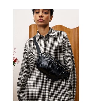 
Geef je look een edgy twist met de FRNCH Satie bumbag in glanzend zwart lakleer. Dankzij de verstelbare band draag je 'm comfortabel als crossbody of rond je taille, helemaal zoals jij het wilt. De goudkleurige ritssluiting voegt een luxe detail toe. Op de voorkant van de tas is het FRNCH logo subtiel ingeprint.
Perfect voor een festival, citytrip of gewoon als dagelijkse eyecatcher. 
Product details:

Merk: FRNCH
Model: Satie bumbag
Kleur: Zwart
Materiaal: 55% katoen, 45% polyurethaan
Lakleren look
Goudkleurige ritssluiting
Verstelbare band (heuptas of crossbody)
Ton-sur-ton FRNCH-logo
