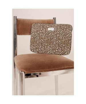 
De SHERRY laptophoes van Grace & Mila is de perfecte mix van functionaliteit en fashion. Gemaakt van stevig, gewatteerd katoenen canvas biedt deze hoes betrouwbare bescherming voor je laptop.
Het subtiele 'Grace & Mila'-label op de voorkant en het strakke, praktische design maken van de SHERRY een stijlvolle essential voor onderweg. Met een formaat van 35 x 26 cm is deze hoes ideaal voor je laptop of tablet, perfect voor werk, studie of reizen.
Product details:

Merk: Grace & Mila
Model: SHERRY
Kleur: Luipaardprint
Formaat: 35 x 26 cm
Materiaal: 60% polyester, 40% katoen
Details: Gewatteerde laptophoes, canvas kwaliteit, opgestikt logo
Stijl: Stoere vintage look met praktische pasvorm
Gebruik: Voor laptops en tablets
