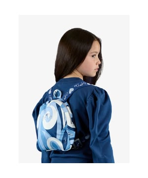 
Maak de look compleet met de North Swirls-rugzak! De perfecte aanvulling op elke Twilight Twirls-outfit. De perfecte accessoire en ook nog eens handig om al je spullen in mee te nemen.