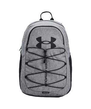 
De Under Armour Hustle Sport Rugtas is een handige rugtas voor dagelijks gebruik. Deze tas is sterk, licht en water rolt er direct vanaf. De elastische vakken maken het gemakkelijk om bijvoorbeeld een warming-upjack snel op te bergen. De waterbestendige UA Storm-technologie houdt je spullen droog. Het gewatteerde achtervlak en de voorgevormde banden zorgen voor meer draagcomfort. <ul> <li>Laptophoes met zachte voering en organisatievak voor MacBook ProÂ® of andere laptop van maximaal 15 inch </li> <li>Voorvak met elastische sluiting om een jack, schoenen of een bal in op te bergen </li> <li>Groot ritsvak aan de voorkant voor waardevolle spullen </li> <li>Sterke, schuurbestendige bodem met coating</li> <li>Twee vakken voor een waterfles aan de zijkant </li> <li>Handgreep aan de bovenkant </li> </ul> <b>Afmetingen: <br> </b>30 x 18 x 46 cm (26L) <p> </p> <b>Materiaal:</b><br> 100% polyester