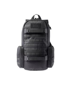
Materiaal: Polyester, Dekzeil. Voering: Waterdicht. Hoogte: 49cm. Lengte: 32cm. Breedte: 15cm. Stoftechnologie: Duurzaam. Ontwerp: Logo, structuur. Bevestiging: Tweewegrits. Verstelbare borstriem, Verstelbare schouderriem, Compressieriemen, Afneembare borstriem, Grijphandvat, Hydration Bladder Compatibel, Laptophoes, Molle Systeem, Gewatteerde Rug, Gewatteerde Riemen, Geventileerd. Vakken: 1 hoofdvak, met rits. Zakken: 2 zijzakken, rits, organizer, 4 binnenzakken. Capaciteit: 25L. Slijtvast.