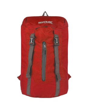 
De Easypack II Packaway 25 Liter is een lichtgewicht rugzak die met de hand wordt opgevouwen in het voorvak.. Het werkt uitstekend als dagtas als u uw rugzak op de basis wilt achterlaten of als picknicktas tijdens kampeeruitstapjes en vakanties.. De riemen maken gebruik van lichtgewicht gaasstof voor het ademend vermogen, en het heeft een gemakkelijk te dragen handvat aan de bovenkant.. 100% Polyester. Afmetingen: 44,5 x 31,5 x 19,5 cm (20 x 9 x 9cm verpakt).