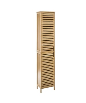 
Deze hoge Bamboe badkamerkast biedt een lekker veel opslagruimte voor uw handdoeken, douche en toilet artikelen, schoonmaakproducten en allerlei andere producten die je in de badkamer allemaal kwijt wilt. Met zijn afmeting van  28x33x168 cm is hij goed hoog en ruim en kun je er veel in kwijt. Deze hoge kast is onderdeel van een complete badkamerserie met bamboe meubels, serie Sicela.Bamboe is zeer duurzaam en bestand tegen invloeden van buitenaf. Bamboe meubelen zijn ideaal voor badkamers omdat het vochtbestendig is. De Sicela hoge badkamerkast bestaat uit planken die worden afgesloten met twee deuren. Het feit dat de kast gesloten is, is een voordeel; u kunt veel details verbergen die nodig zijn in de badkamer, maar je niet direct in het zicht wilt hebben, of omdat alle losse items samen een rommelig geheel geven. Dat zie je nu niet direct. Deuren hebben geen uitstekende handgrepen, wat erg belangrijk is, vooral in kleine badkamers - uitstekende delen van meubels interesseren ons niet. De afmetingen van de plank zijn 22x32, en het geheel heeft een hoogte van 168 cm wat betekent dat deze niet veel ruimte in beslag neemt in de kamer, maar veel noodzakelijke dingen zoals handdoeken of toiletartikelen kan bevatten. Kenmerken:Materiaal: Bamboe met MDF (sommige delen zijn gelamineerd met bamboe)Afmetingen:  28x33x168 cmOnderhoudsvriendelijkUitsparing in de deurtjesKleur: BruinU ontvangt: hoge kast kast uit de serie Sicelamontagemateriaalmontage-instructies - Afmeting: - Kleur: Bruin - Materiaal: Bamboe