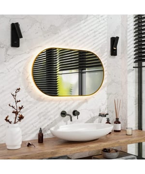 
Une douche chaude après une froide journée d'automne est un vrai bonheur. Mais dès que vous essayez de vous regarder dans le miroir, celui-ci devient flou à cause de la condensation et du calcaire. Heureusement, ce problème est facilement résolu grâce au miroir de salle de bain Mirlux. Découvrez le miroir de salle de bain Mirlux. Un miroir révolutionnaire qui élimine enfin la condensation, le calcaire, la rouille et les taches sur votre miroir. Curieux de savoir comment nous procédons ? Lisez la suite ! Vos avantages: Réduisez votre facture d'énergie – vous ou vos proches prenez-vous une douche trop longue ? Suivez facilement l'heure grâce à l'horloge intégrée. Fini les miroirs flous – éliminez la condensation et prévenez l'accumulation de calcaire sur votre miroir grâce à la fonction antibuée. Cette fonction s'active automatiquement lorsque vous allumez la lumière. Créez votre propre ambiance pendant votre bain ou votre douche – transformez votre salle de bain en spa romantique d'une simple pression sur un bouton grâce à la fonction de gradation intégrée. Technologies de pointe Le miroir de salle de bain Mirlux est équipé des technologies les plus avancées. Vous avez ainsi la garantie d'acquérir un produit de qualité et de profiter de votre nouveau miroir pendant de nombreuses années. Grâce à la fonction anti-condensation, la condensation s'évacue en quelques secondes et prévient l'accumulation de calcaire. Le miroir est entièrement en acier inoxydable et protégé contre les projections d'eau (IP44). Créez votre propre ambiance grâce à l'éclairage réglable. Facile à monter Avez-vous déjà installé un miroir ? L'installation du miroir de salle de bain Mirlux est un jeu d'enfant. Il vous suffit de le brancher sur secteur. Vous pouvez le faire via une prise murale ou directement sur secteur grâce au bornier fourni. Design élégant Outre ses nombreuses fonctionnalités, ce miroir s'intègre parfaitement dans n'importe quelle salle de bain. Sa finition élégante, son éclairage LED d'ambiance et son aspect luxueux apporteront une atmosphère relaxante à chaque douche. Caractéristiques du miroir de salle de bain Mirlux Dimensions : 90 x 50 cm Étanchéité : IP44 Température de couleur : 6500 K-2700 K Énergie : 240 V 60 Hz Pince de soudage incluse. Méthode de montage : vertical ou horizontal Contenu de l’emballage Miroir de salle de bain (1x) Manuel (x) Kit de montage (x) Pince de soudage (x) Sécurité du produit Nous sommes convaincus de la qualité de nos produits et nous nous efforçons d’offrir le plus haut niveau de sécurité à nos clients. Nos produits sont donc marqués CE et ont passé avec succès des contrôles européens stricts. Ce produit est donc totalement sûr à utiliser. Commandez votre miroir de salle de bain chauffant dès aujourd’hui et préparez-vous dès le matin sans condensation !