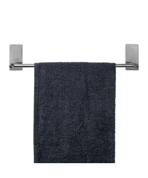 
Hang je handdoeken netjes op met deze handdoekhouder Na het douchen of badderen wil jij gemakkelijk je handdoek kunnen pakken. Een handdoekhouder aan de badkamermuur is dan een goede oplossing. Na gebruik hang je de handdoek over het handdoekrekje heen, waar je handdoek kan drogen. Zo hangt de handdoek ook direct klaar voor het volgende gebruik. Deze QUVIO handdoekhouder is uitgevoerd in stijlvol RVS. Zo is de handdoekstang niet alleen praktisch, maar ook nog eens mooi. Bovendien kun je het rekje in zowel badkamer, als keuken en toilet gebruiken.  Producteigenschappen QUVIO handdoekhouder Gemaakt van stevig RVS Zilverkleurig Afmeting: 9 x 45 x 6 centimeter (lxbxh) Gewicht: 35 gram Eenvoudige montage  Voor badkamer, toilet of keuken Deze handdoekhouder van RVS heeft een breedte van ongeveer 50 centimeter. Dat maakt de handdoekstang erg geschikt voor in de badkamer, maar ook zeker voor in de keuken of op het toilet. Hang je keukendoek of gastendoekje over de stang en je hebt altijd een handdoek voor het grijpen. Bovendien kan de handdoek tussen het gebruik door steeds goed drogen op het handdoekrek. Zo hoef je niet steeds een nieuwe handdoek te pakken en ben je milieubewust bezig.  Stijlvol en eenvoudig te combineren Roestvrijstaal is een handig materiaal. Zo kan RVS goed in vochtige ruimtes gebruikt worden, zonder dat het gaat roesten. Bovendien heeft RVS een stijlvol uiterlijk. De zilveren kleur is eenvoudig te combineren en staat in verschillende soorten interieurs prachtig. Zo past de QUVIO handdoekhouder in een modern interieur, maar ook in een klassiek ingericht huis. Weet jij al waar je het gaat hangen?Materiaal: RVSKleur: ZilverAfmetingen: Hoogte: 6CM x breedte: 45CM x Lengte: 9CM